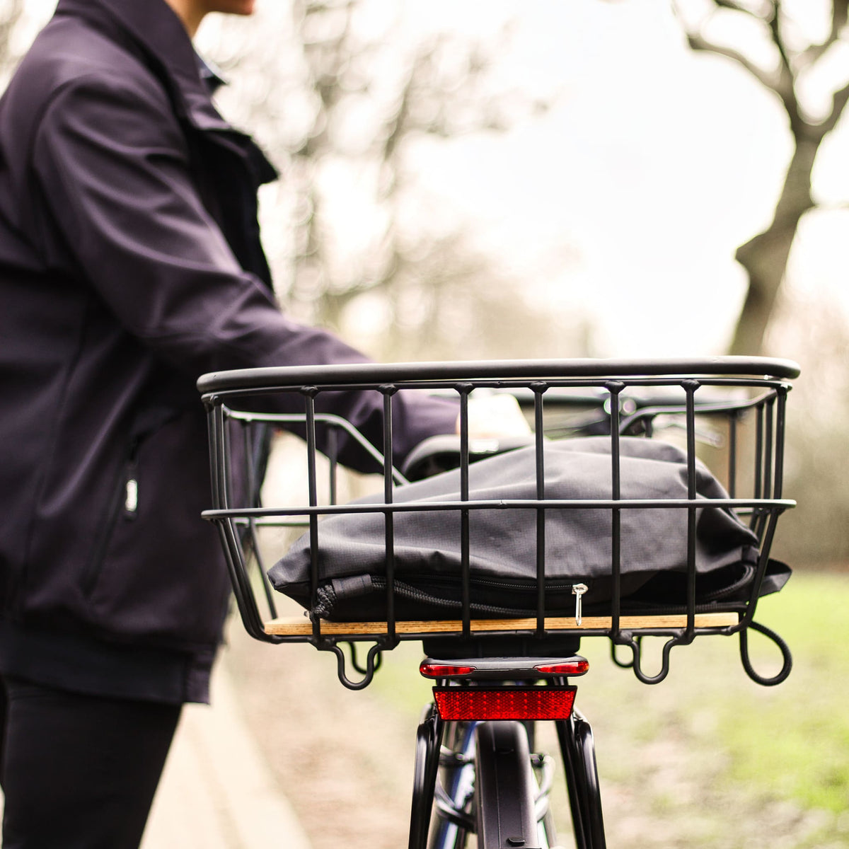 RackTime Baskit Breeze 2.0 Alloy Basket Sykkelkurv med Bamboo Base inkl. Snapit 2.0 -adapter | sølv - ebiketech
