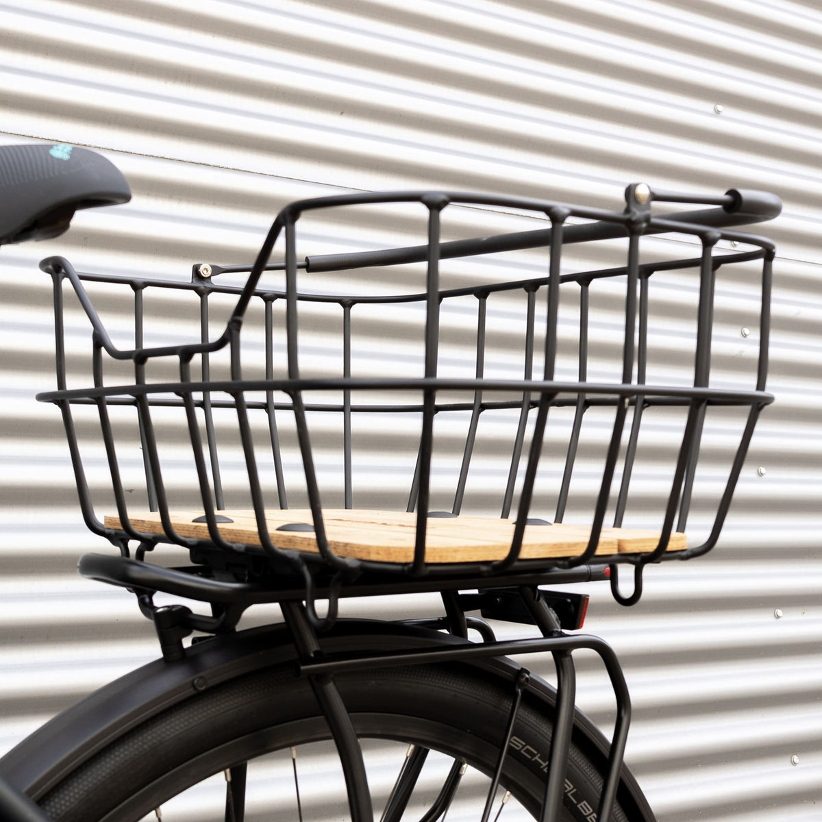 RackTime Baskit Breeze 2.0 Alloy Basket Sykkelkurv med Bamboo Base inkl. Snapit 2.0 -adapter | sølv - ebiketech
